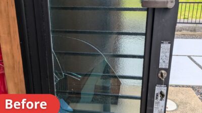岐阜市でサーモスL採風勝手口ドアのガラス修理施工事例｜慎重な作業でキレイに元通りになりました