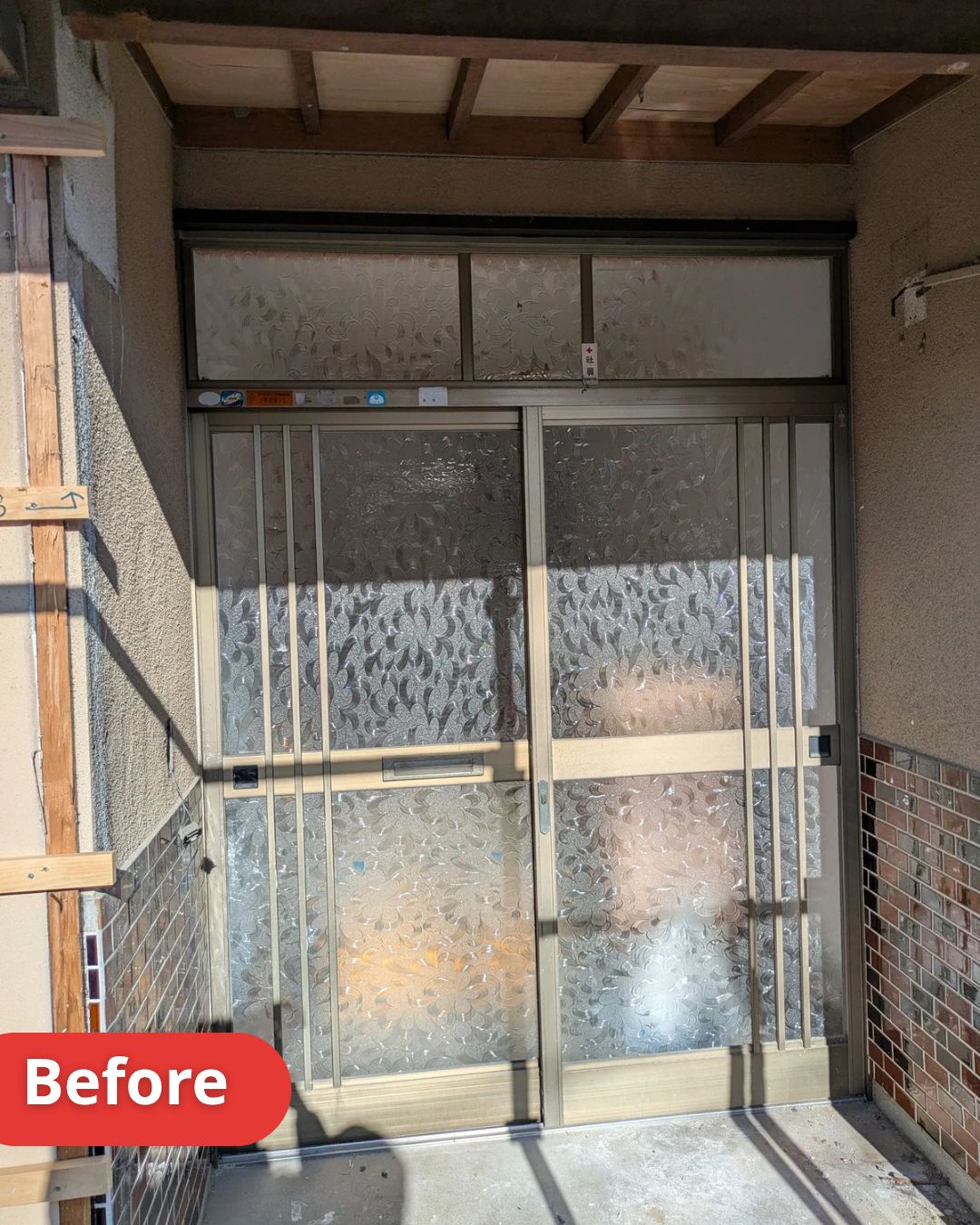 玄関引戸の施工前の外観