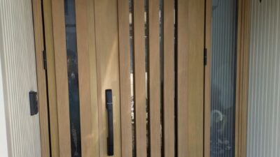 【玄関リフォーム事例】岐阜県関市｜玄関引戸を袖付き親子ドアに交換しました。