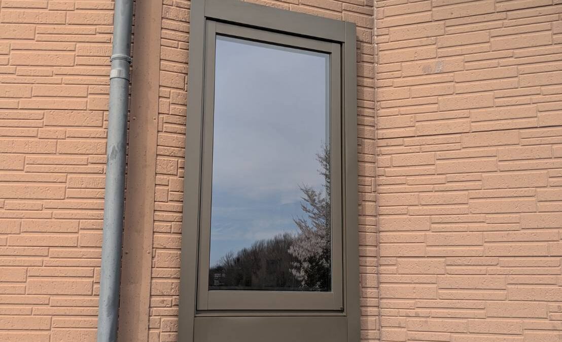 【可児市】オーニング窓が故障｜部品廃番のためカバー工法で窓交換（LIXILリプラスTW施工事例）