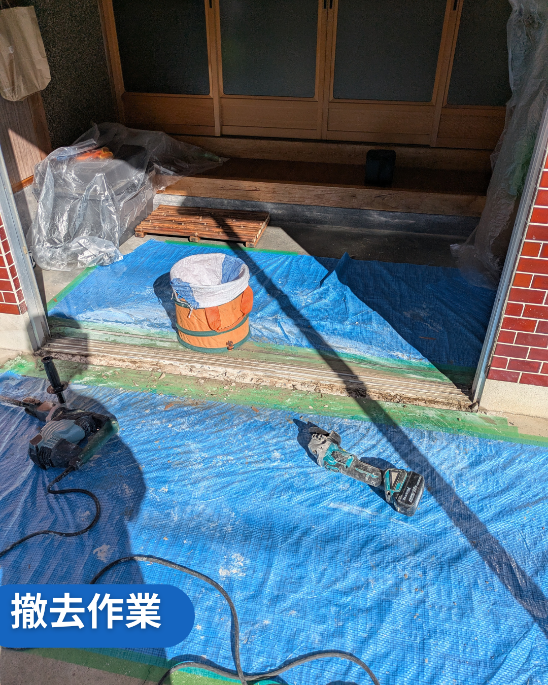 玄関引戸 撤去作業中