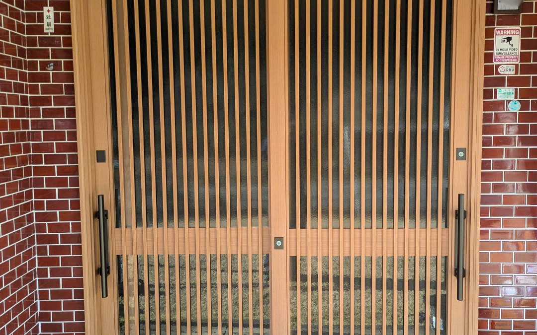 【岐阜県関市】玄関引戸取替工事｜木目カラーで印象一新・動きもスムーズに