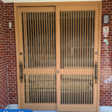 【岐阜県関市】玄関引戸取替工事｜木目カラーで印象一新・動きもスムーズに