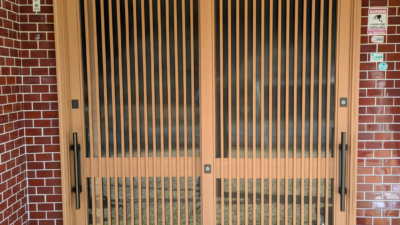 【岐阜県関市】玄関引戸取替工事｜木目カラーで印象一新・動きもスムーズに