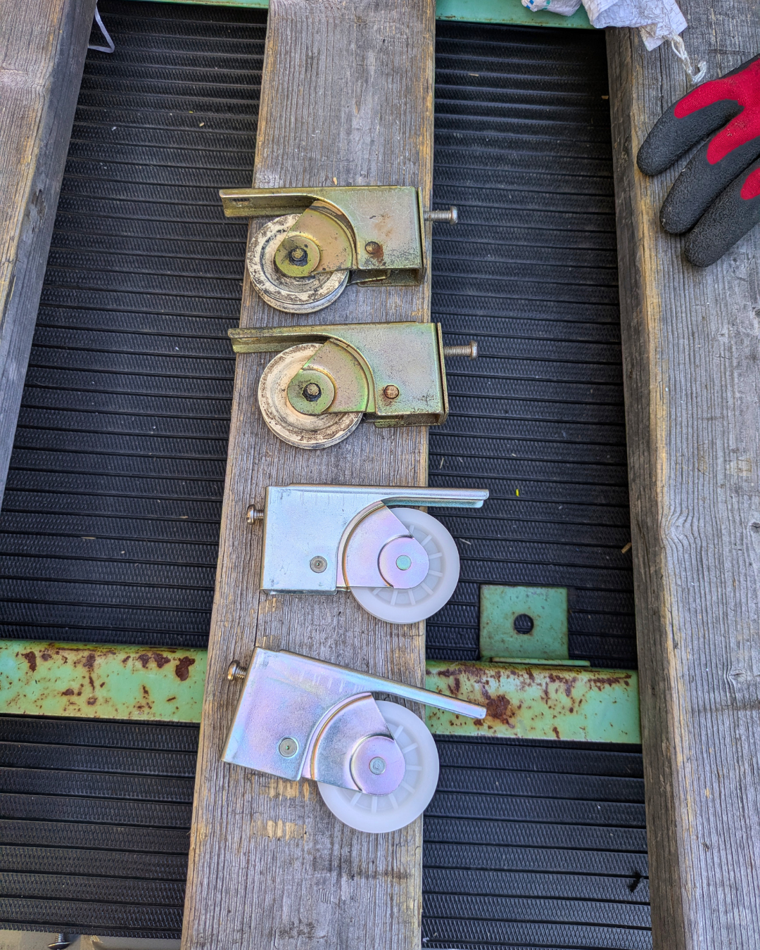 関市 引戸 摩耗した戸車➀